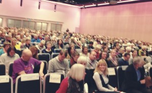 Bilde av salen. Tatt rett før jeg gikk på talerstolen. Uklart? Jepp. Ganske så nervøse hender er ikke særlig rolige