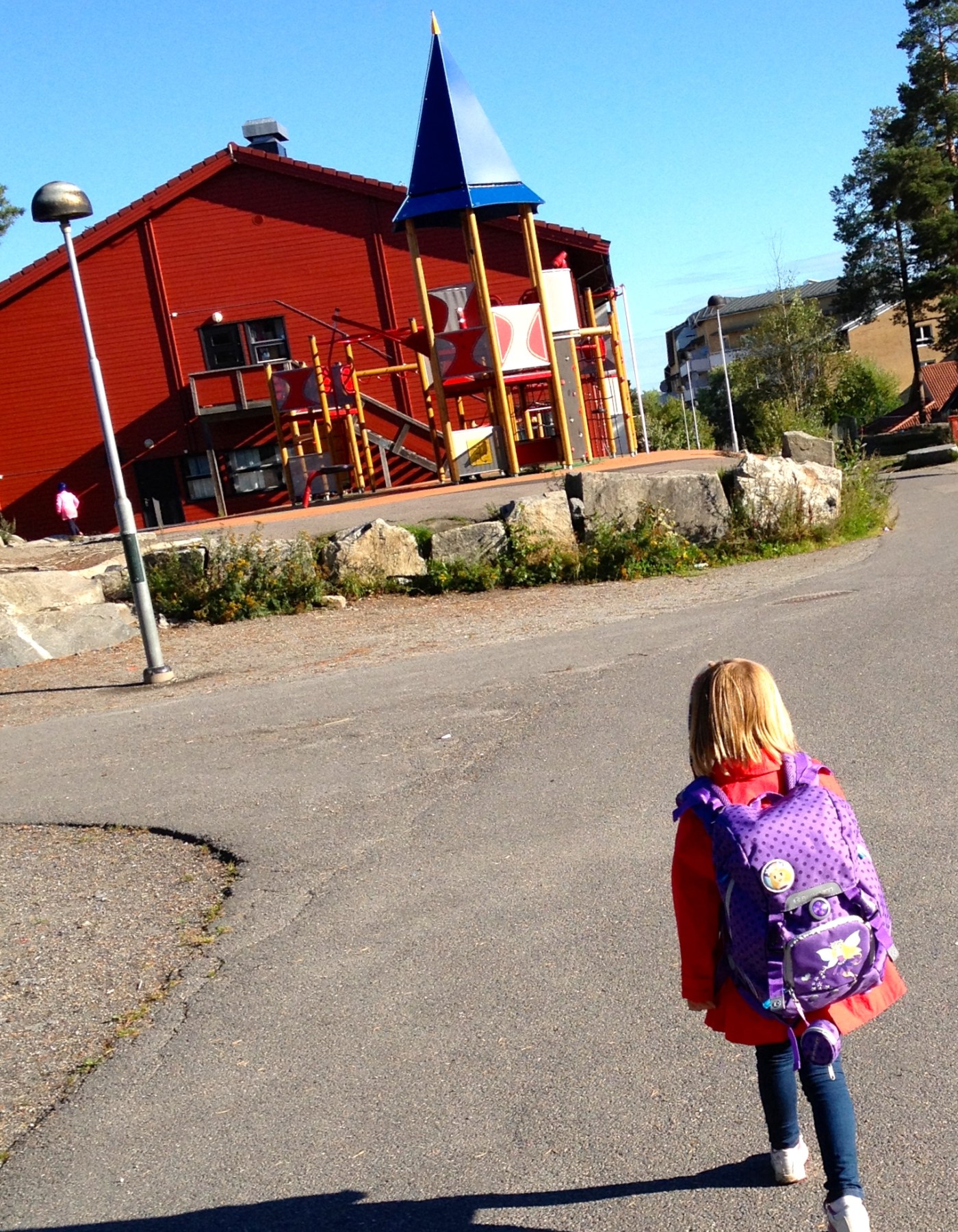 Jente som går på skolen