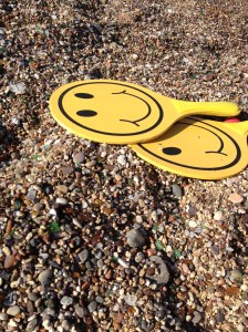 Illustrasjonsbilde av strand med to leker med smilefjes