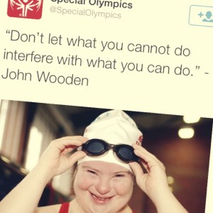 Bilde av svømmer med Down syndrom med teksten: Dont let what you cannot do interfere with what you can do"