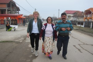 Guri sammen med to personer i Romania