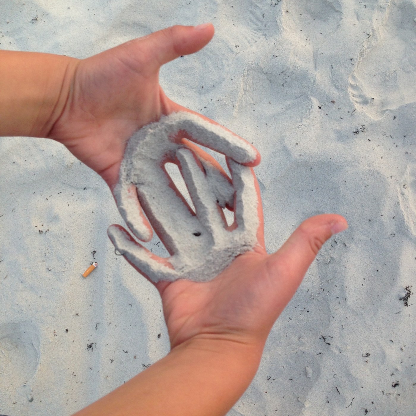 Illustrasjonsbilde: Hender i sanden