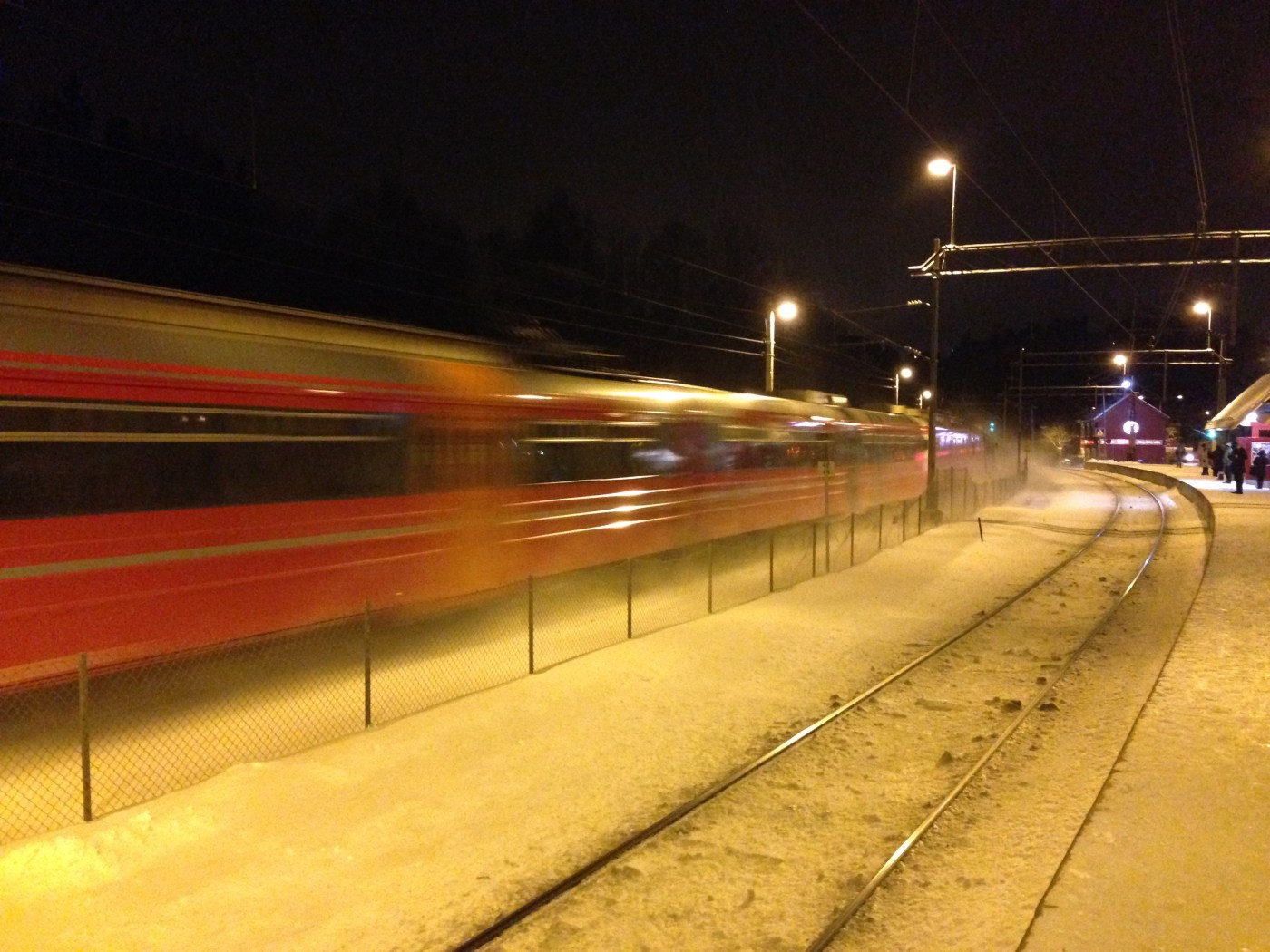 Bilde av tog og skinner