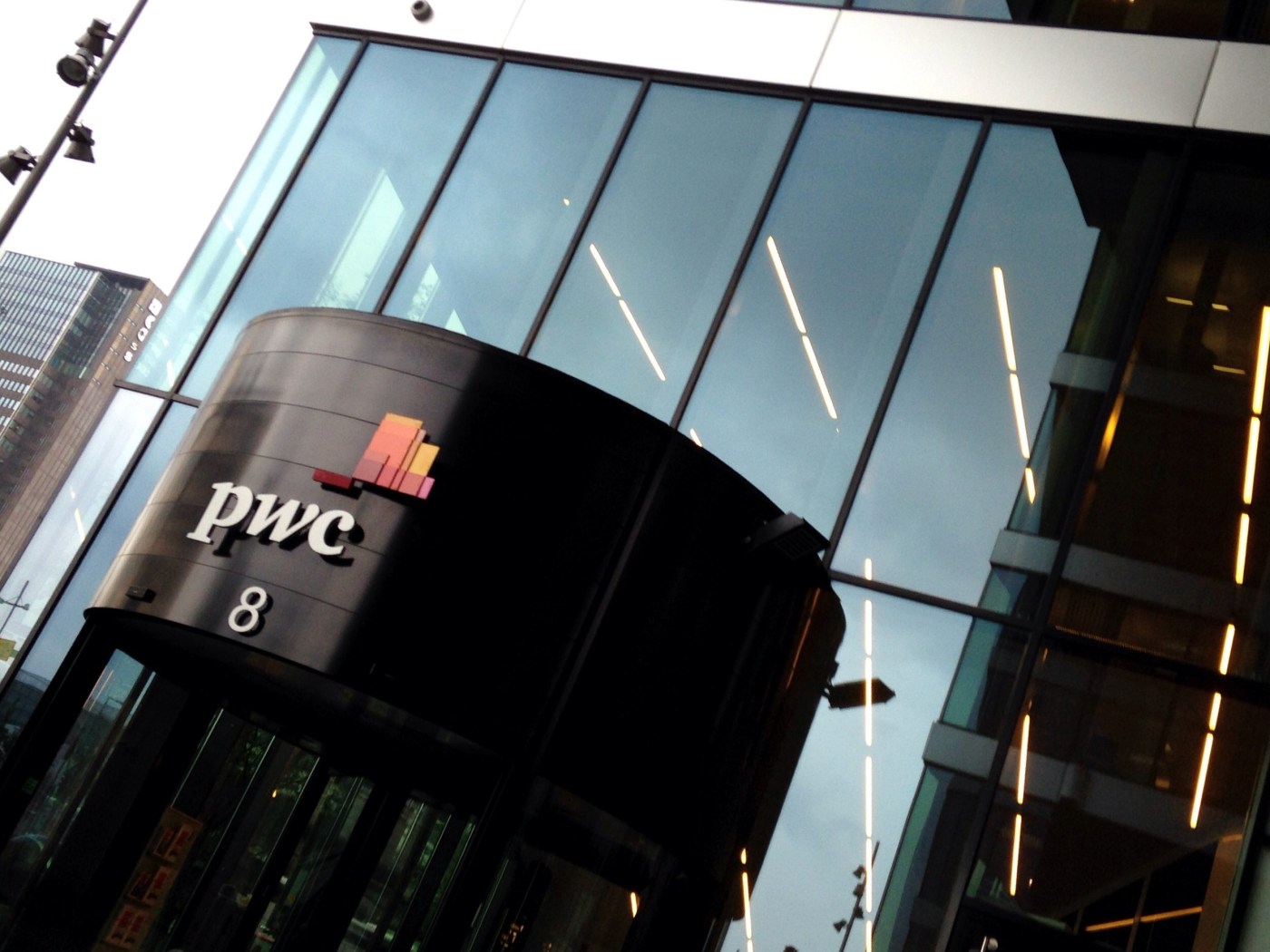 Bilde av inngangen til pwc i Oslo
