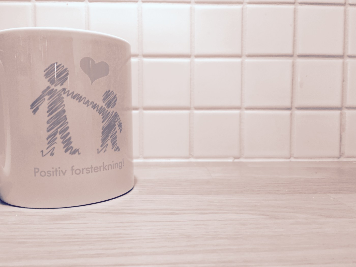 Bilde av kopp med tekst "positiv forsterkning"