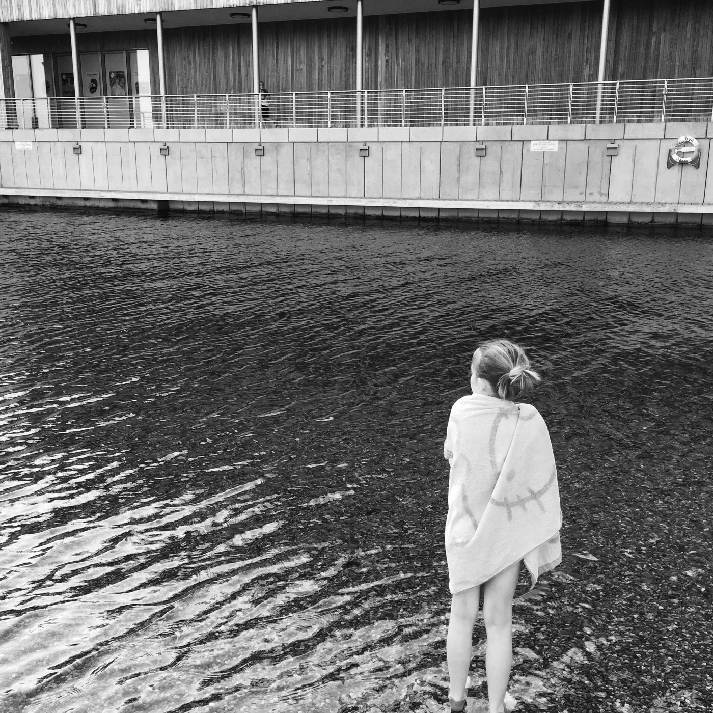 Jente som står på stranden, borgerne først