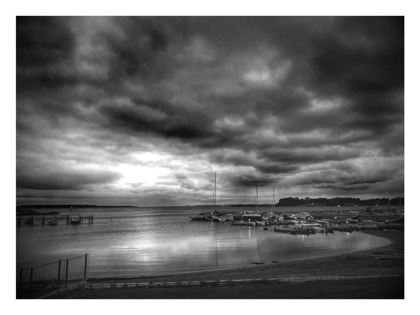 Illustrasjon: Grått hvitt bilde av vann