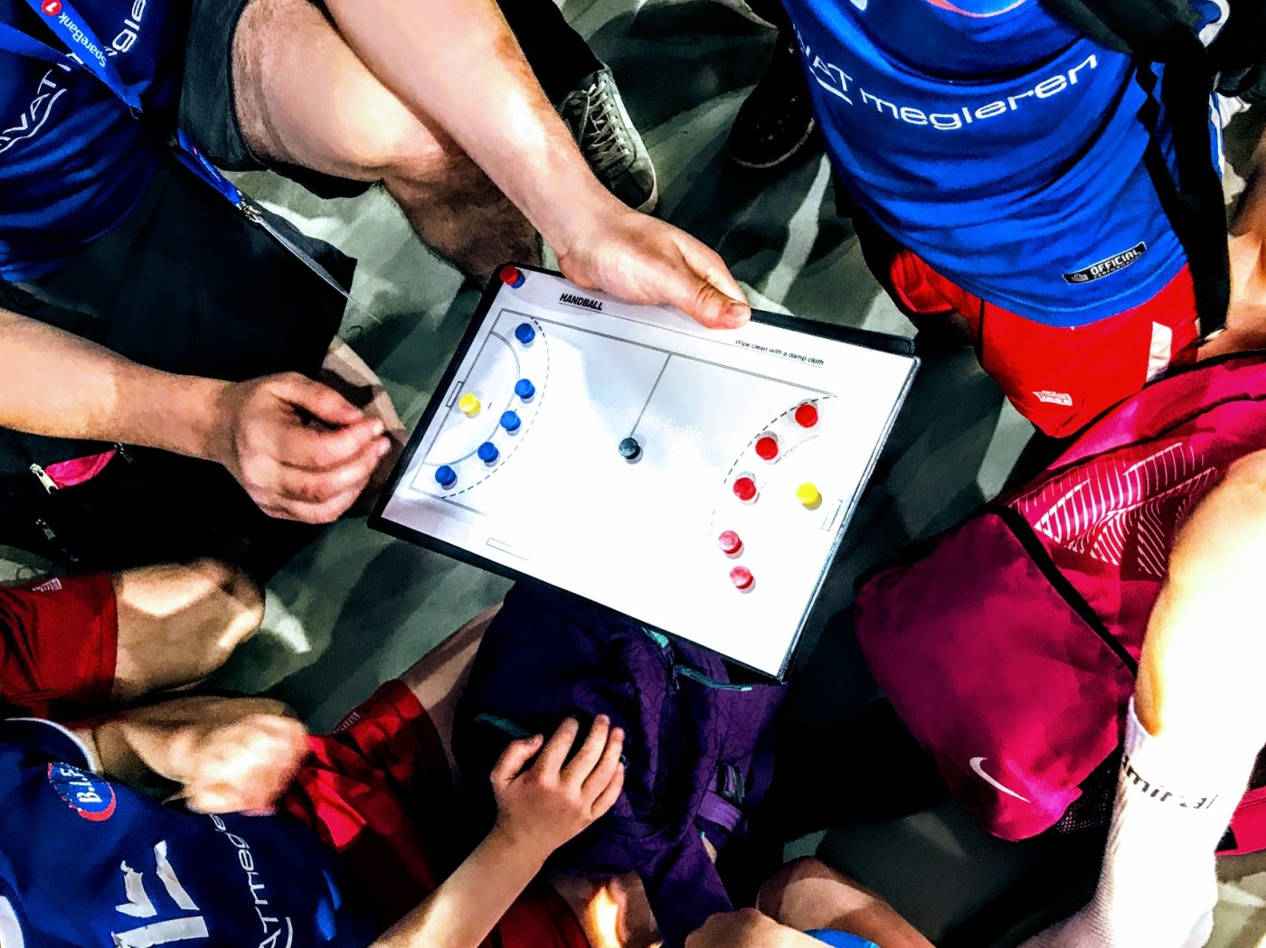 Trener som setter opp taktikktavle