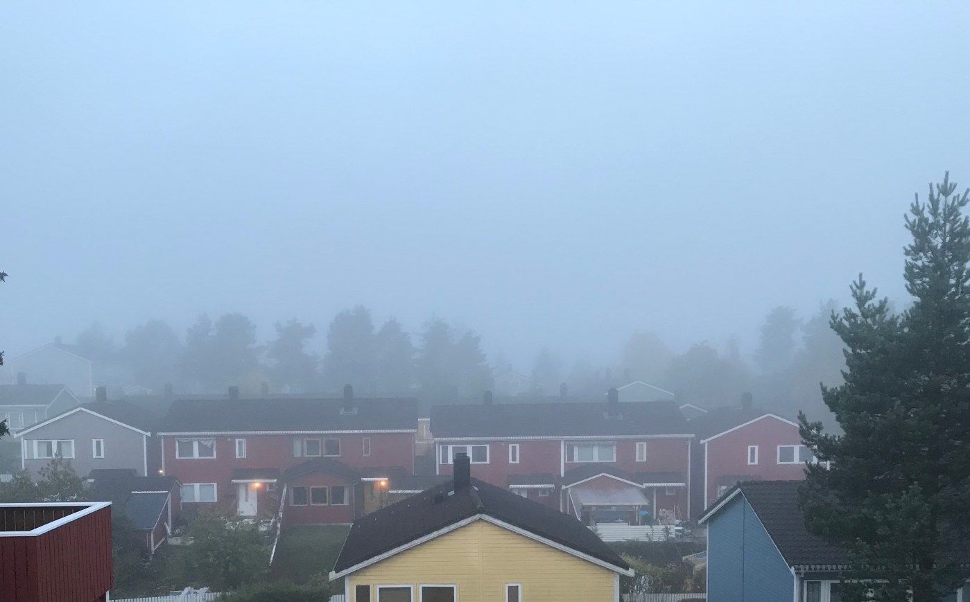 Bilde av hus og tåke