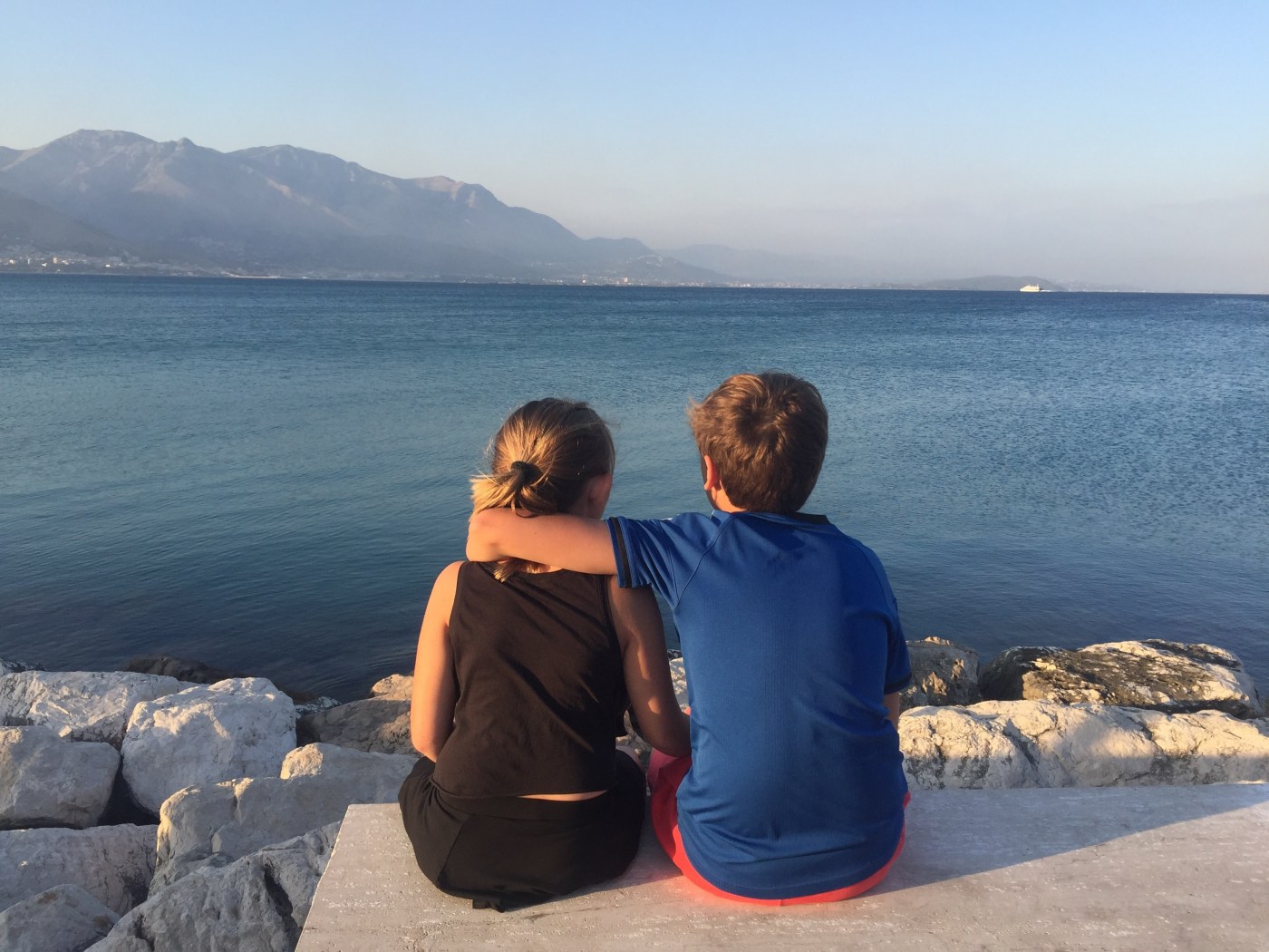 Søsken som sammen ser ut over vannet