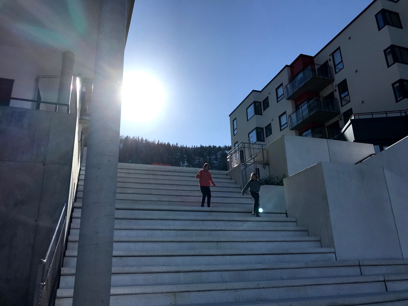 To barn som løper i en trapp