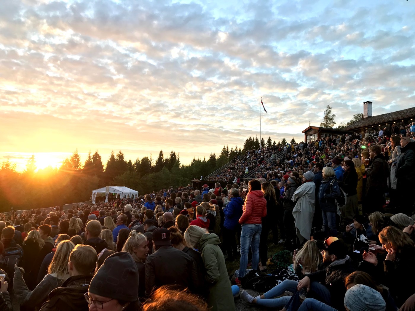 Bilde fra OverOslo. Publikum i solnedgang.