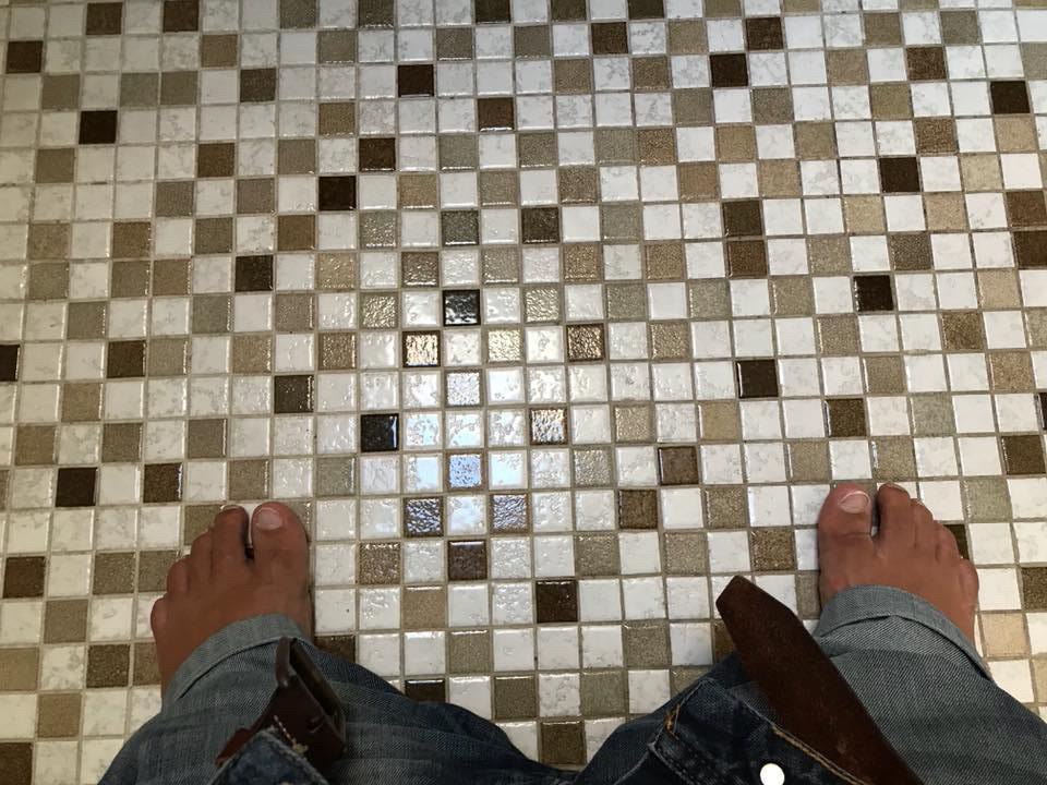 Bilde av føtter på do