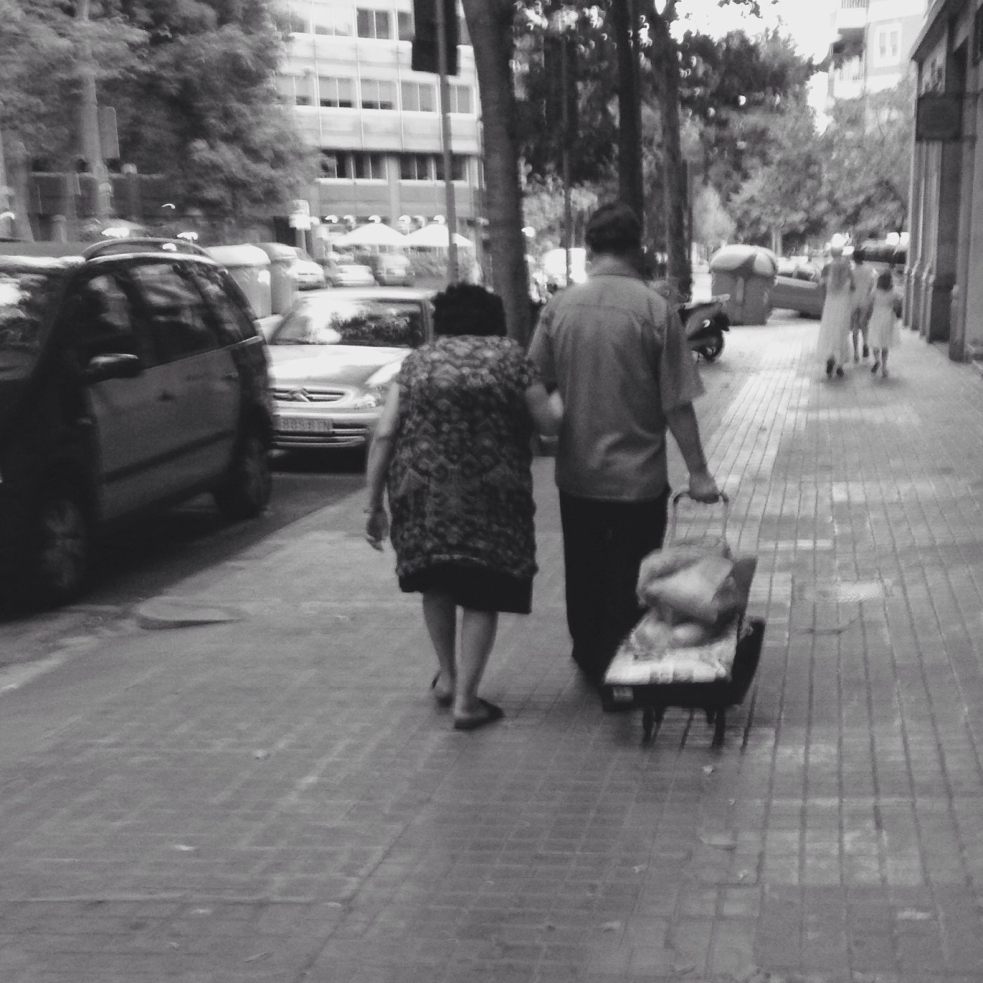 To eldre som går på et fortau sammen