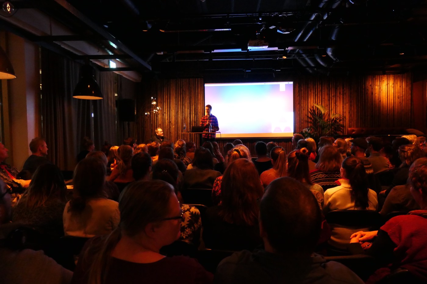 Bilde av salen med Stian og Jon