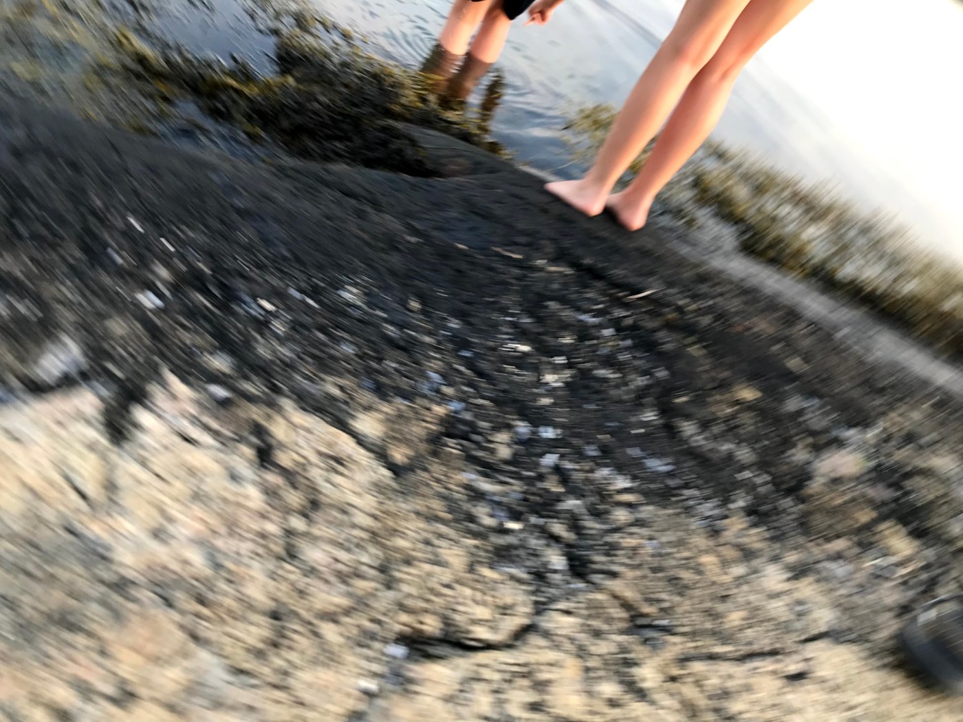 Det skal ikke være nødvendig å stå i kø for å få oppfylt sine rettigheter. Bildet viser barn på vei ut i vann