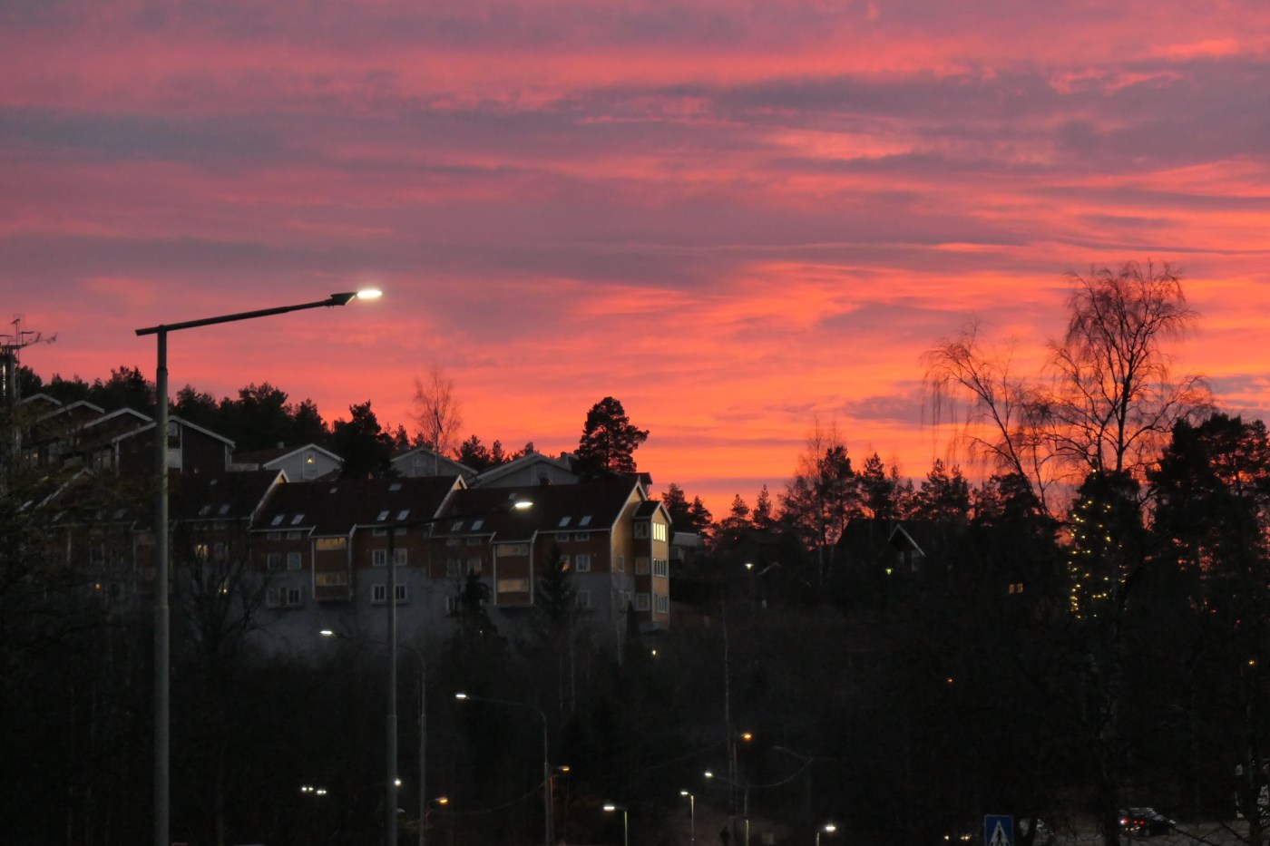 Illustrasjonsbilde av noen boliger i solnedgang