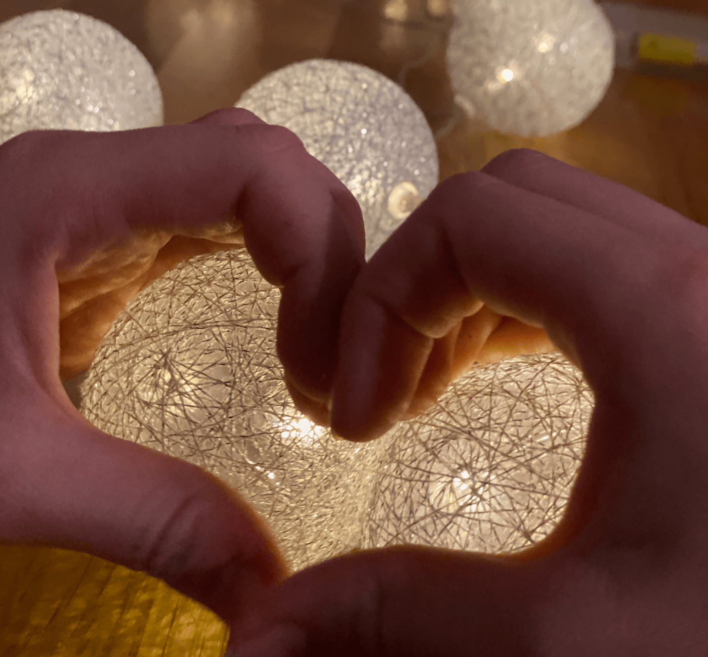 Bild Eva hjerteformet hender og lys