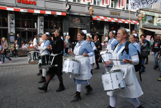 Sykepleiere med trommer i tog