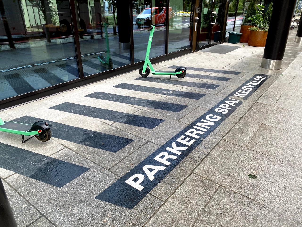 Bilde av en sparkesykkel på en parkering for sparkesykler