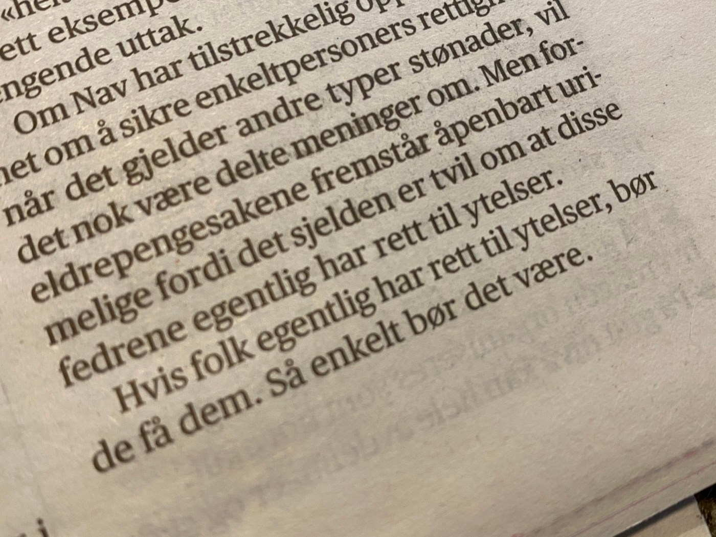 Bilde av konklusjonen til Andreas Slettholm i Aftenposten: "Hvis folk egentlig har rett til ytelser, bør de få dem. Så enkelt bør det være."
