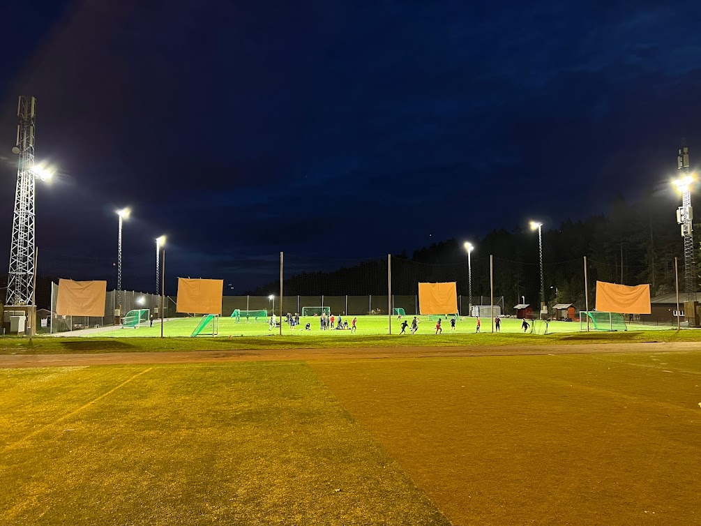 Bilde av fotballbane i flomlys