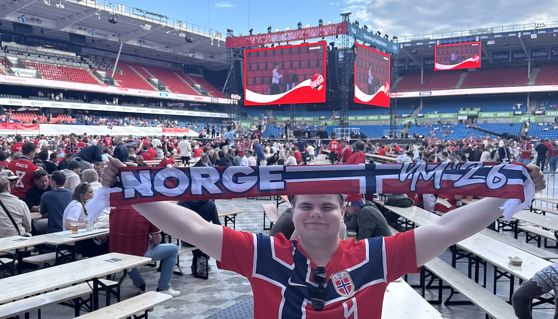 Mann med Norge skjerf